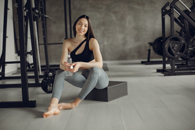 Una hermosa chica se dedica a un gimnasio