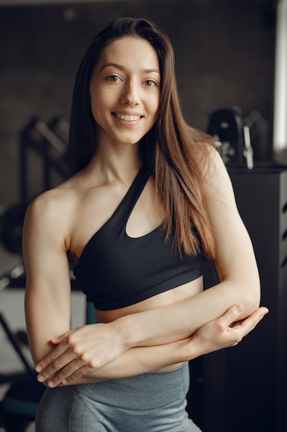 Una hermosa chica se dedica a un gimnasio