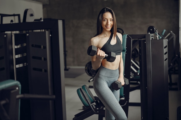 Una hermosa chica se dedica a un gimnasio