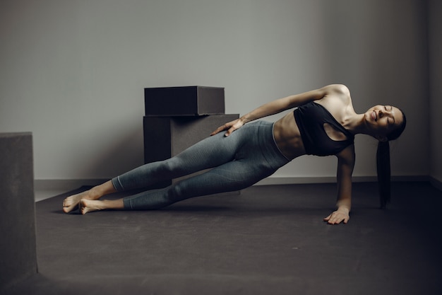 Una hermosa chica se dedica a un gimnasio