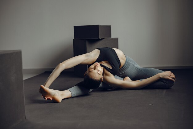 Una hermosa chica se dedica a un gimnasio