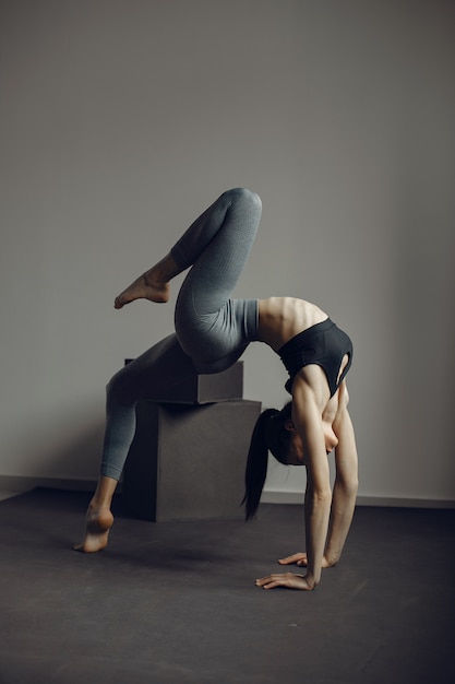 Una hermosa chica se dedica a un gimnasio