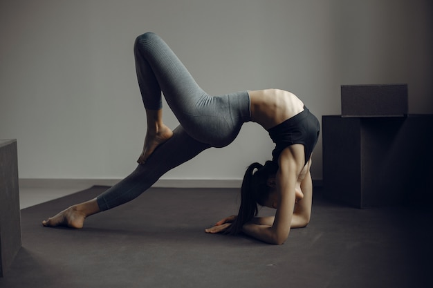 Una hermosa chica se dedica a un gimnasio