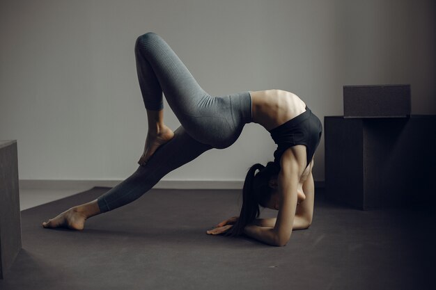 Una hermosa chica se dedica a un gimnasio