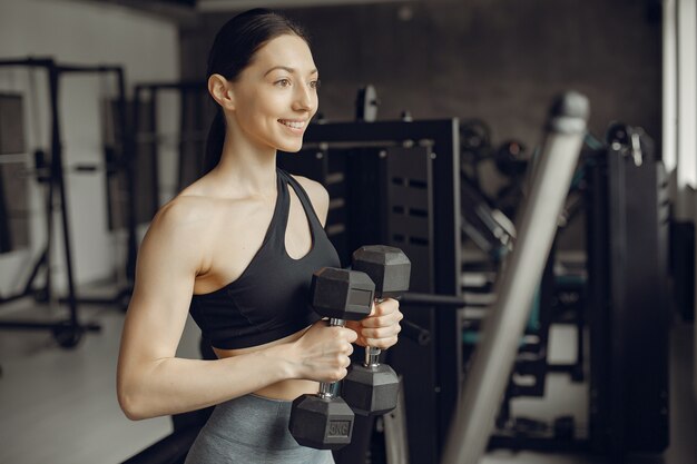 Una hermosa chica se dedica a un gimnasio