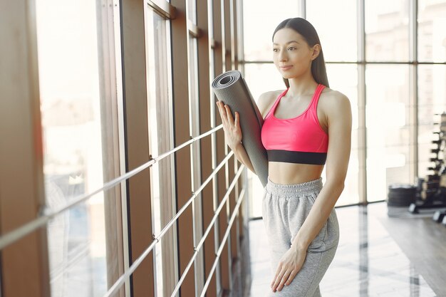 Una hermosa chica se dedica a un gimnasio