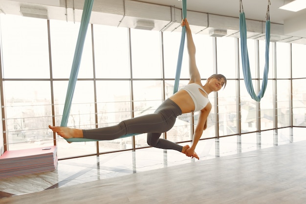 Una hermosa chica se dedica a un gimnasio