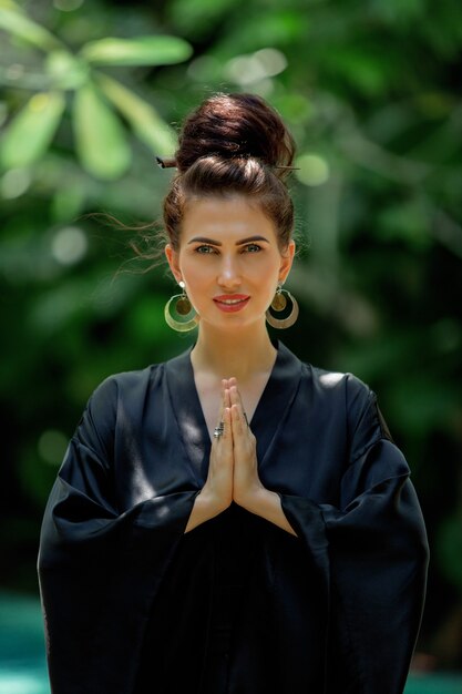 Hermosa chica se dedica a la meditación