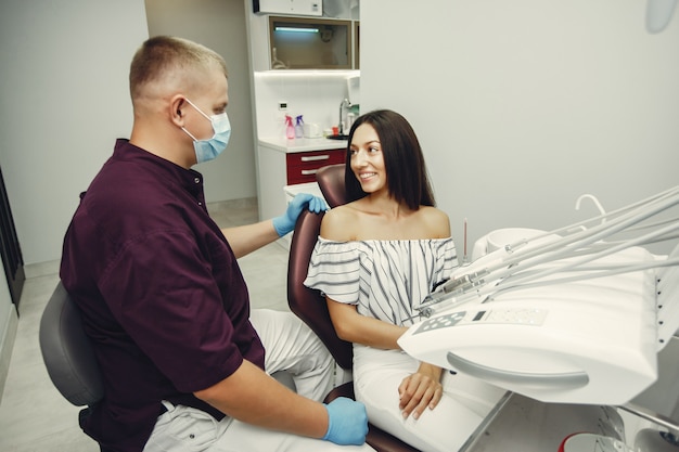 Hermosa chica en un dentista