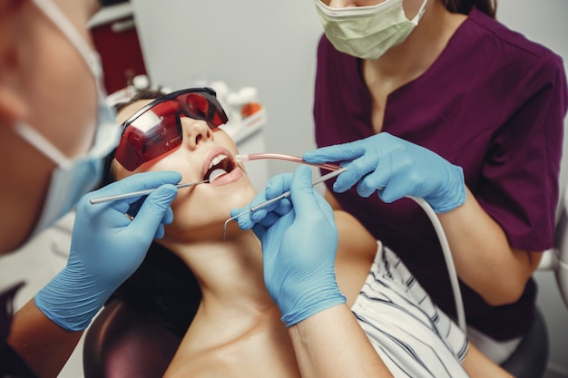 Hermosa chica en un dentista