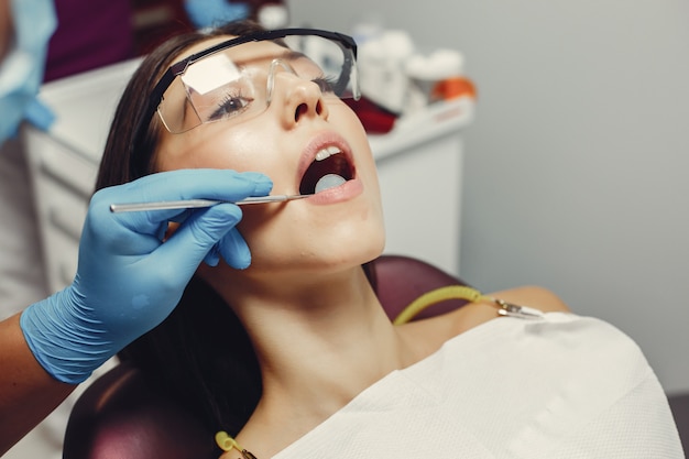 Hermosa chica en un dentista