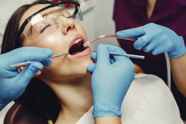 Hermosa chica en un dentista