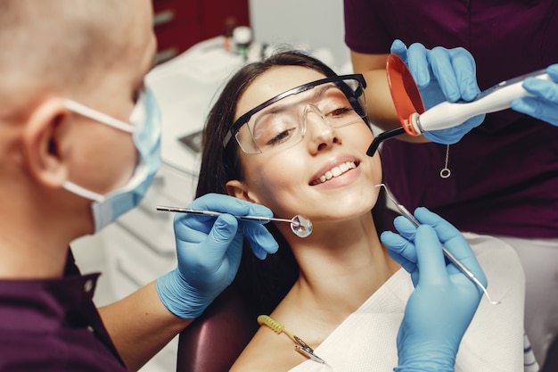 Hermosa chica en un dentista