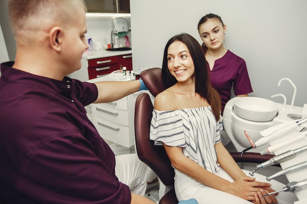 Hermosa chica en un dentista