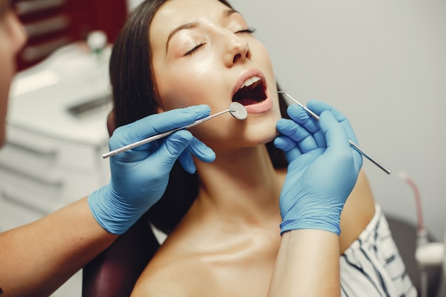 Hermosa chica en un dentista