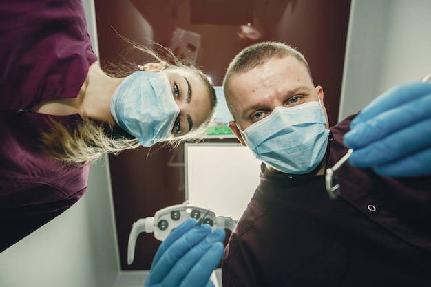 Hermosa chica en un dentista