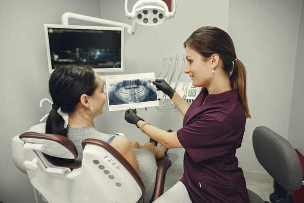 Hermosa chica en un dentista