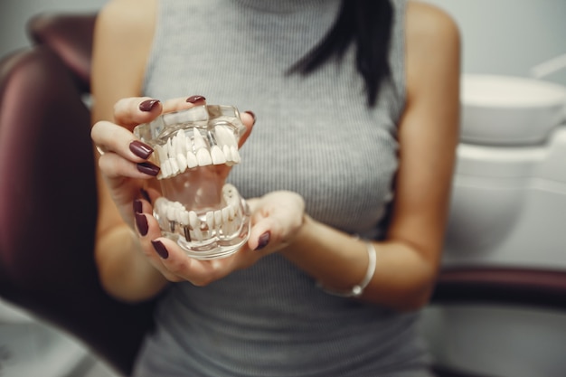 Foto gratuita hermosa chica en un dentista