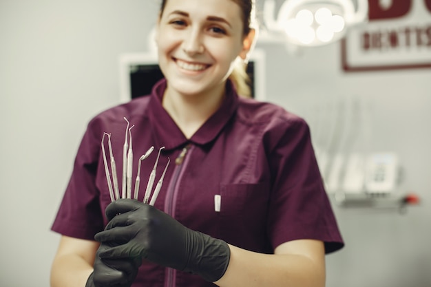 Foto gratuita hermosa chica en un dentista