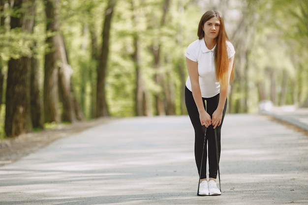 Hermosa chica deportiva en un bosque de verano