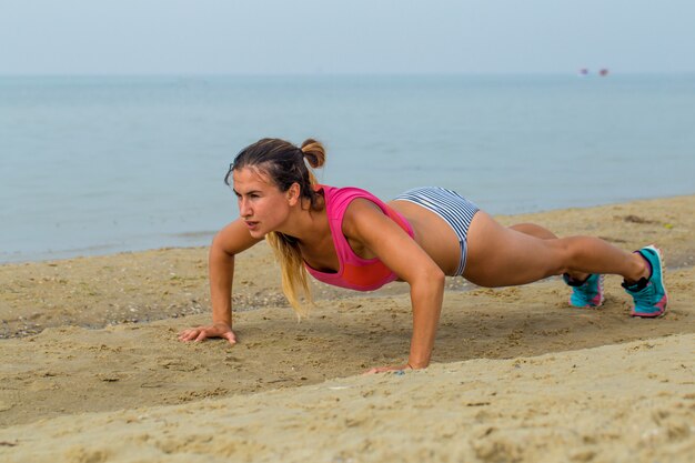 hermosa chica deportiva en los deportes de playa