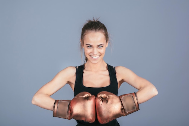 Hermosa chica deportiva con guantes de boxeo