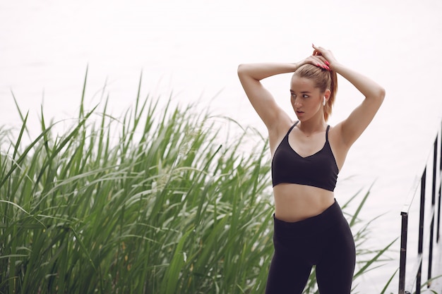 Foto gratuita hermosa chica deportiva en un parque de verano