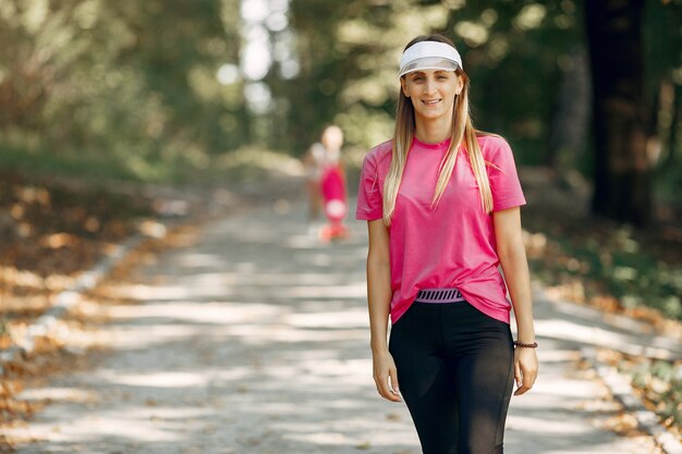 Hermosa chica deportiva en un parque de verano