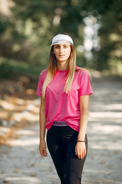 Foto gratuita hermosa chica deportiva en un parque de verano