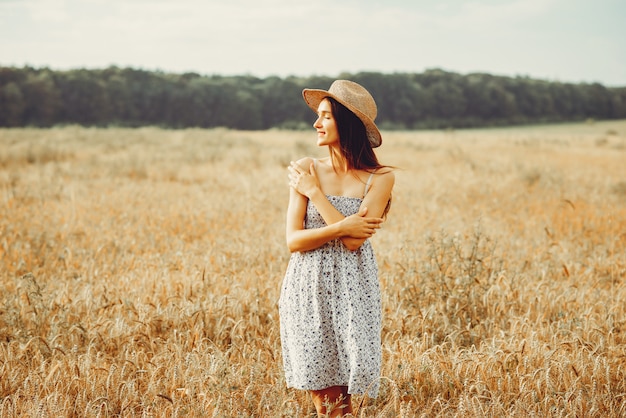 Hermosa chica descansa en un campo.