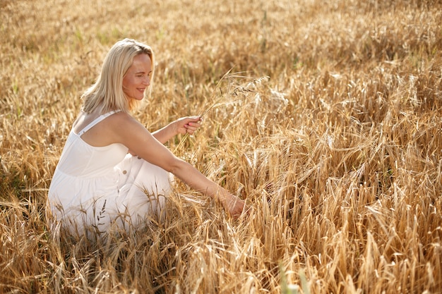 Hermosa chica elegante en un campo de otoño