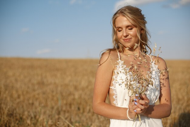 Hermosa chica elegante en un campo de otoño