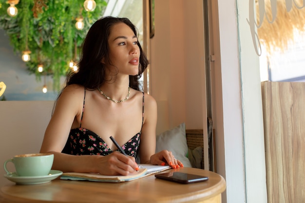 Hermosa chica estudia en línea