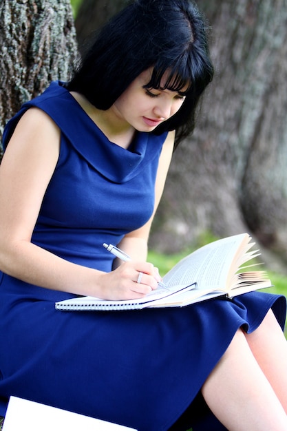 Hermosa chica estudiando en el parque