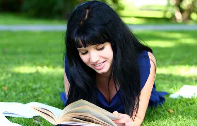 Hermosa chica estudiando en el parque