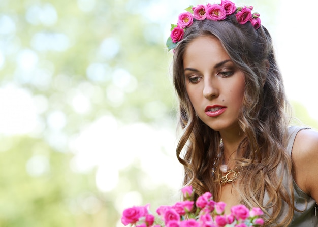 Hermosa chica con flores