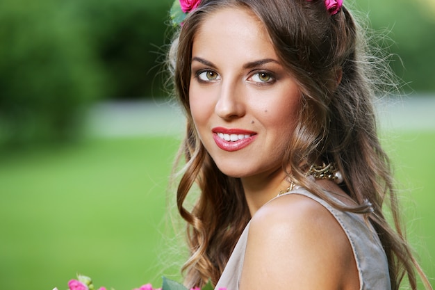 Hermosa chica con flores