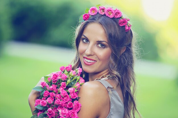 Hermosa chica con flores