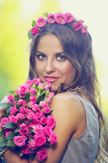 Hermosa chica con flores