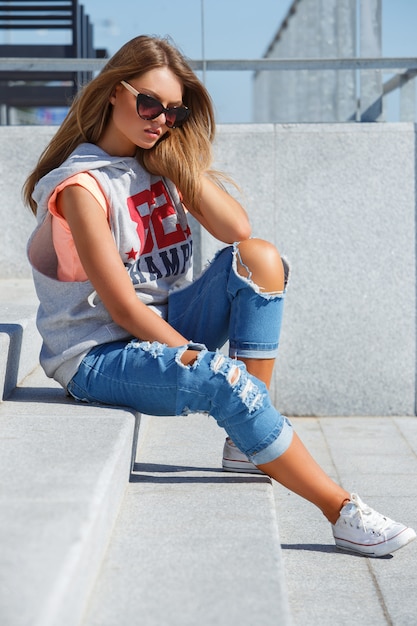 Hermosa chica con gafas de sol