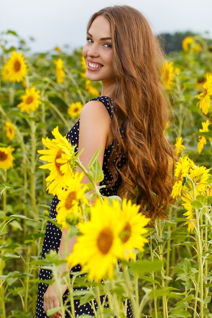 Hermosa chica con girasoles