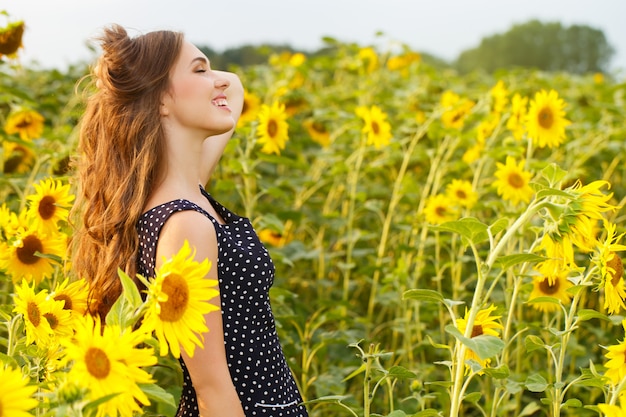 Hermosa chica con girasoles