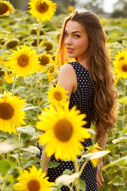 Hermosa chica con girasoles