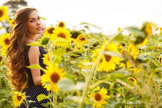 Hermosa chica con girasoles