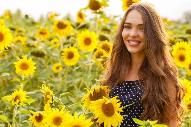 Hermosa chica con girasoles