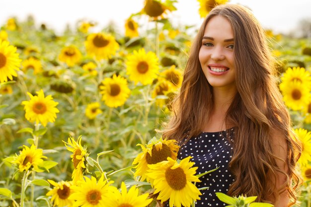 Hermosa chica con girasoles