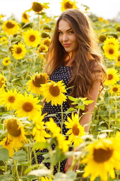 Hermosa chica con girasoles