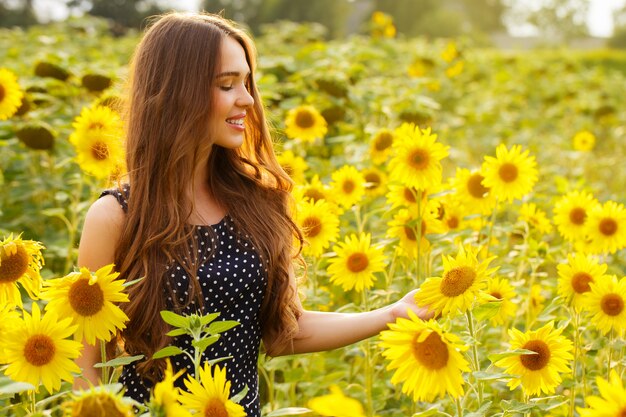 Hermosa chica con girasoles