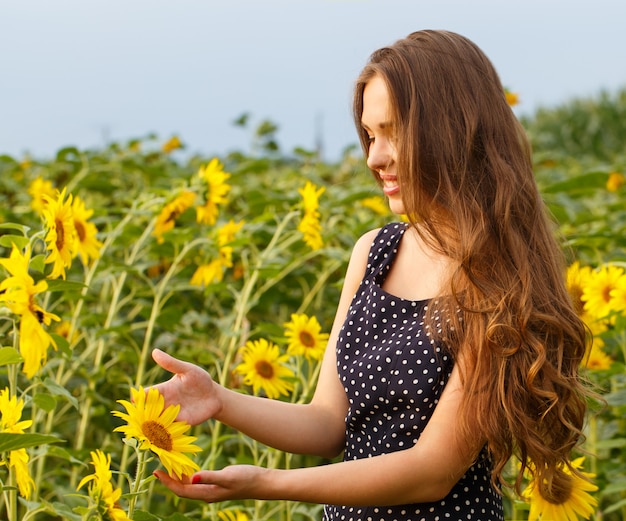 Hermosa chica con girasoles