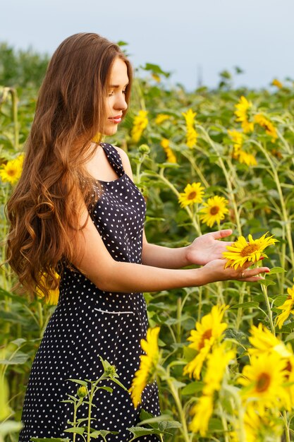 Hermosa chica con girasoles